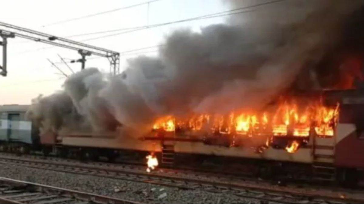https://www.jagranimages.com/images/newimg/08092024/08_09_2024-railway_station_fire_2_23793294.jpg