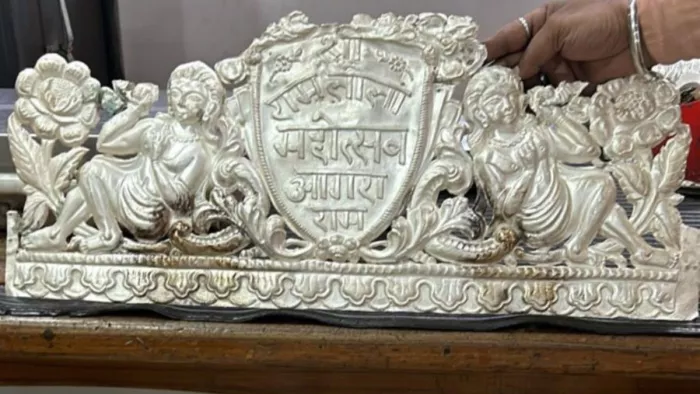 आगरा में 45 वर्ष पुराना चांदी का रथ फिर से ठीक कराया जा रहा है।