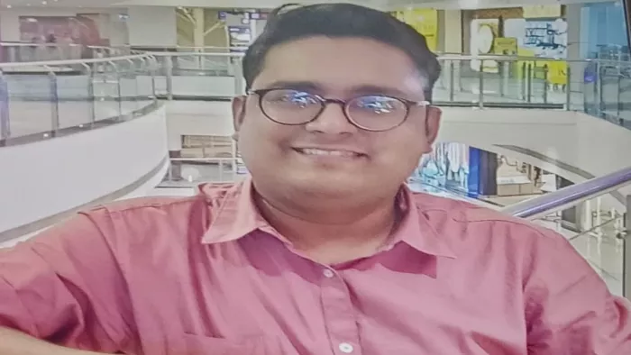 प्रयागराज में कूड़े से भरे ट्रक की चपेट में आकर बैंक अधिकारी अबरार की दर्दनाक मौत हो गई। जागरण