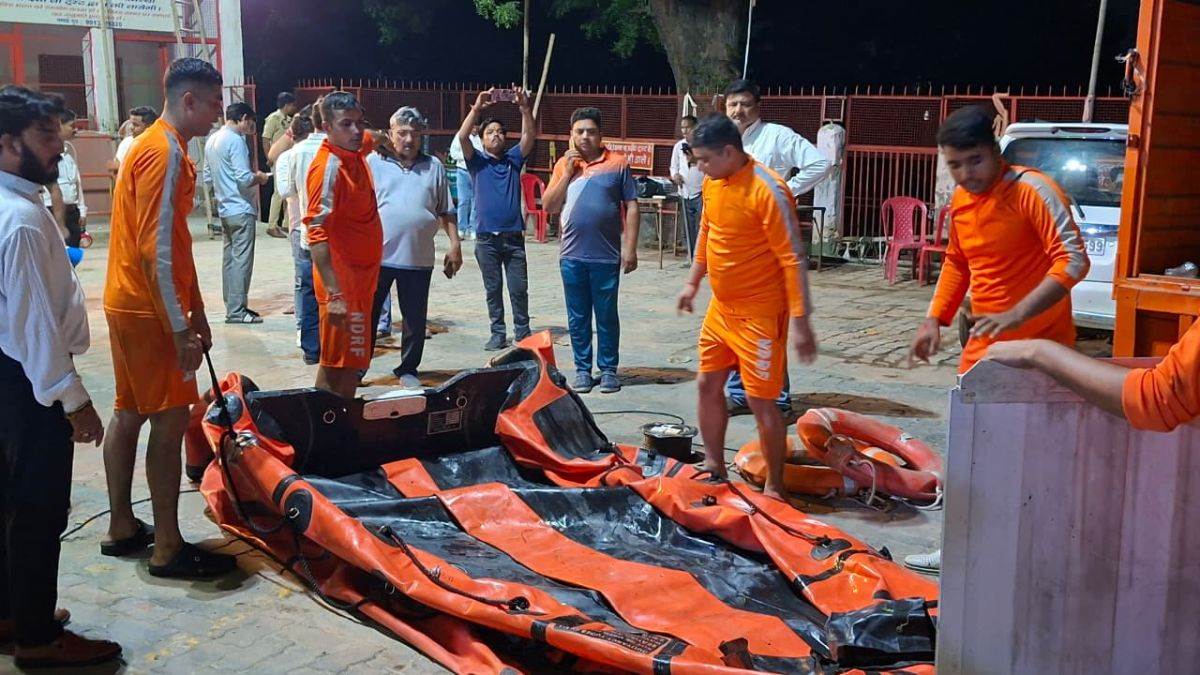 https://www.jagranimages.com/images/newimg/08092025/08_09_2025-agra_mandir_wall_collapse_24040387_22599785.jpg