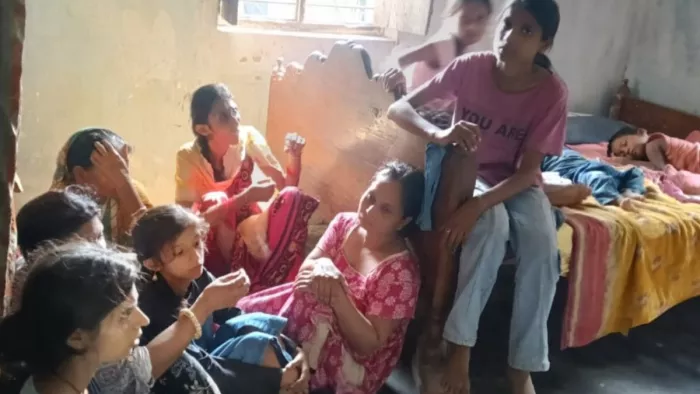 युवक की खुदकुशी के बाद गमजदा स्वजन। जागरण
