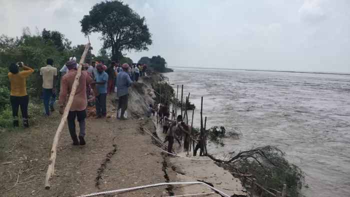 गंगा ने 300 मीटर तक काट दिया तटबंध