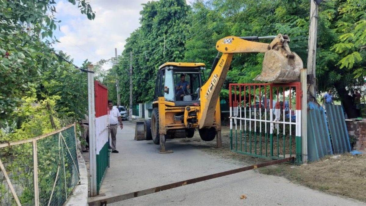 https://www.jagranimages.com/images/newimg/08092025/08_09_2025-bulldozer_action_24040270.jpg