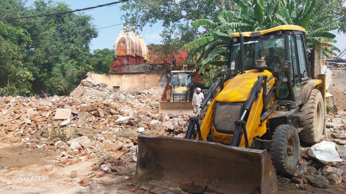 https://www.jagranimages.com/images/newimg/08092025/08_09_2025-bulldozer_action_78_24039513.jpg