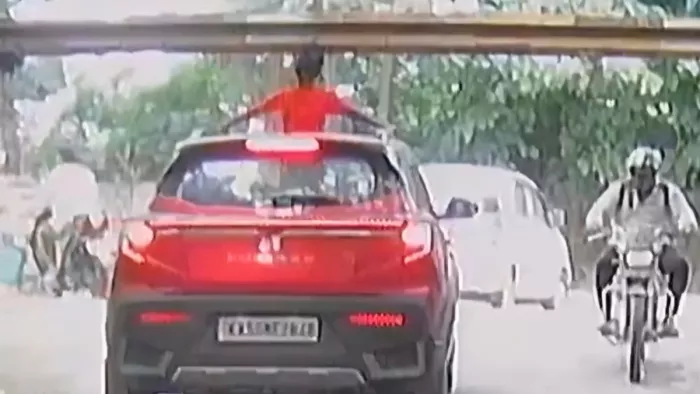 ये खौफनाक मंजर कैमरे में कैद हो गया और अब सोशल मीडिया पर वायरल हो रहा है।