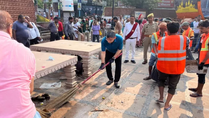 अधिकारियों ने आस-पास के क्षेत्रों में लगातार सफाई अभियान चलाने का निर्देश दिया।