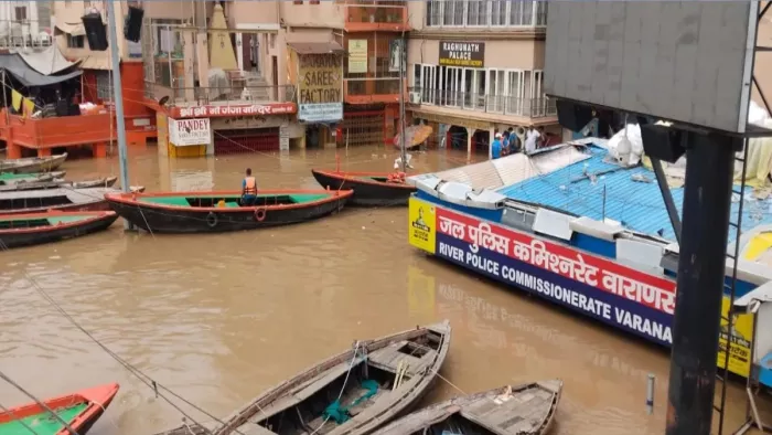 वाराणसी में गंगा का जलस्तर चेतावनी बिंदु को पार कर चुका है।
