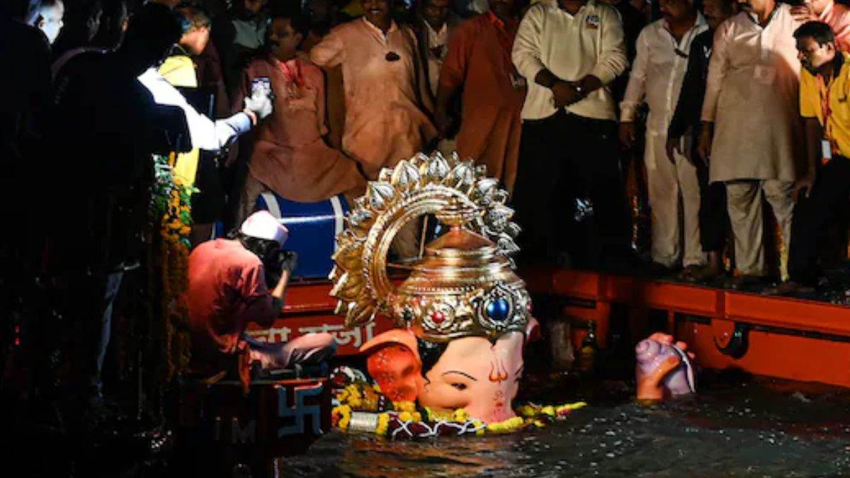 https://www.jagranimages.com/images/newimg/08092025/08_09_2025-ganesh_murti_visarjan_2_24040450.jpg