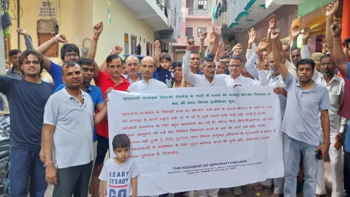 सीवर जाम से त्रस्त सरस्वती एन्क्लेव निवासी धरना प्रदर्शन करते। जागरण