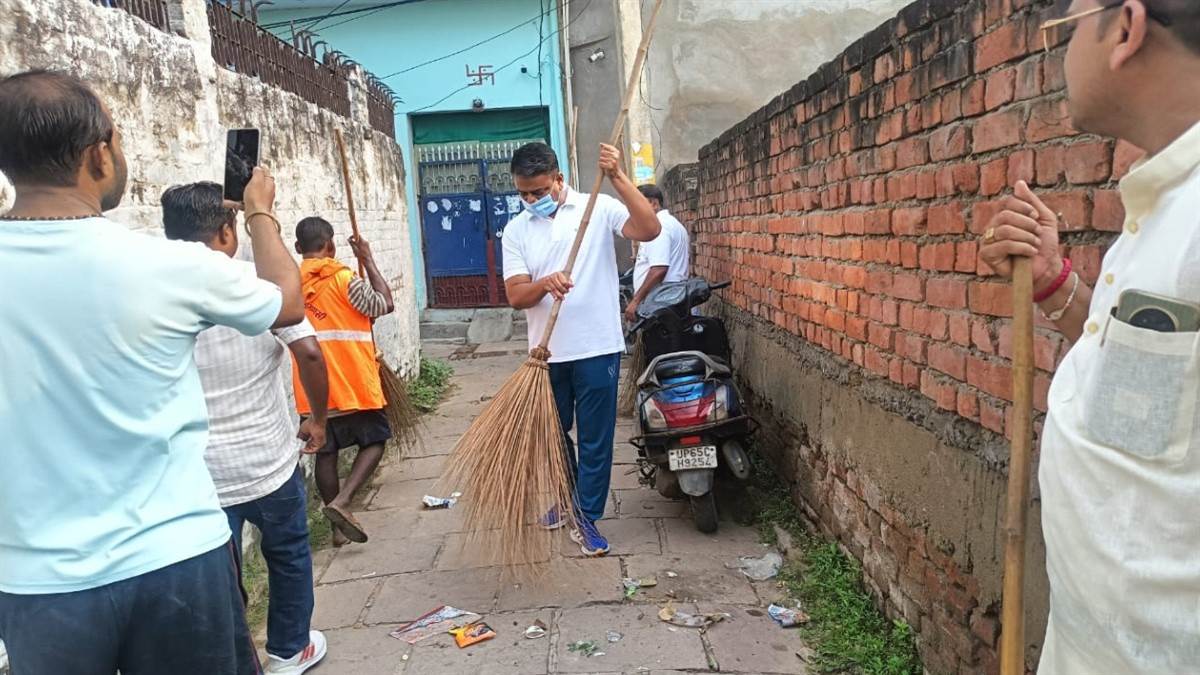 https://www.jagranimages.com/images/newimg/08092025/08_09_2025-jhadu_24039581.jpg