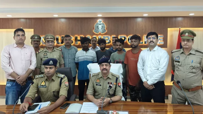 कौशांबी पुलिस की गिरफ्त में आनलाइन धोखाधड़ी करने वाले अंतरराज्यीय गिरोह के सदस्य। जागरण