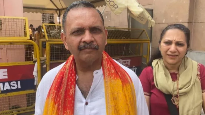 मालेगांव मामले में बरी होने के बाद श्रीकांत पुरोहित ने काशी विश्वनाथ मंदिर में की पूजा।