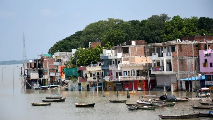 प्रयागराज में गंगा-यमुना का जलस्तर तेजी से बढ़ रहा है। नागवासुकि मंदिर के समीप बाढ़ में डूबे मकान। जागरण