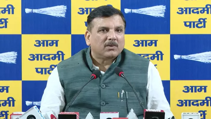 सीएम रेखा गुप्ता के साथ उनके पति की मौजूदगी को लेकर संजय सिंह ने उठाए सवाल।