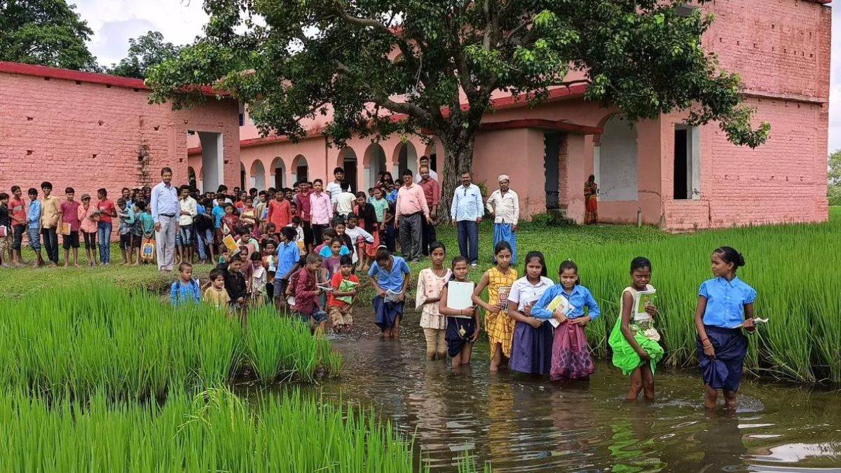 https://www.jagranimages.com/images/newimg/08092025/08_09_2025-school_rain_24039428_85411102.jpg