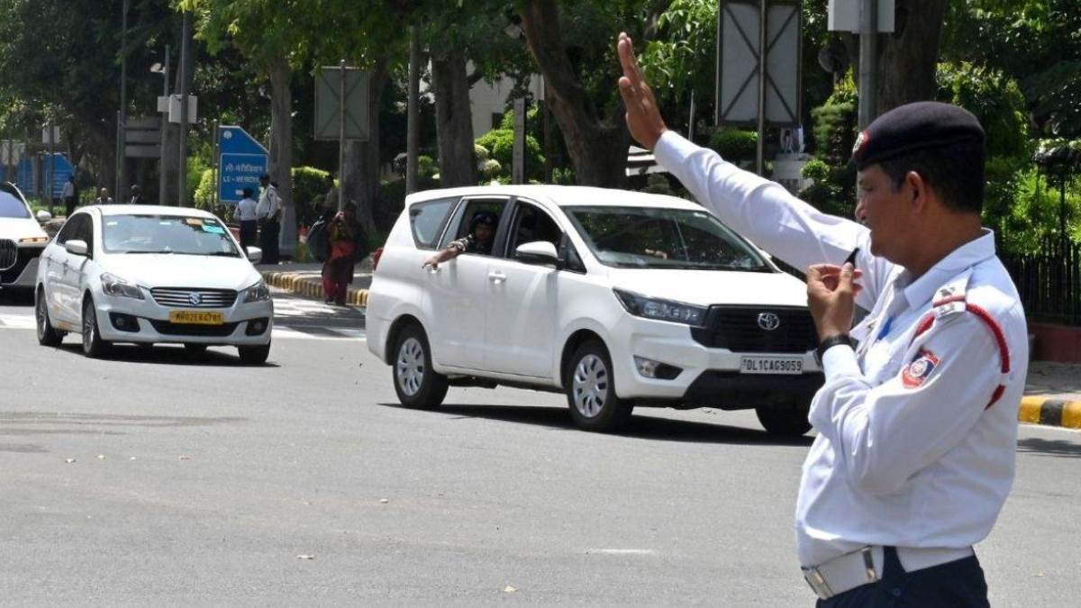 https://www.jagranimages.com/images/newimg/08092025/08_09_2025-traffic_police_24040186.jpg
