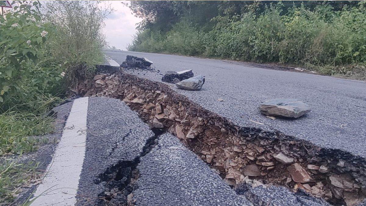 https://www.jagranimages.com/images/newimg/08092025/08_09_2025-uttarakhand_road_24040081.jpg