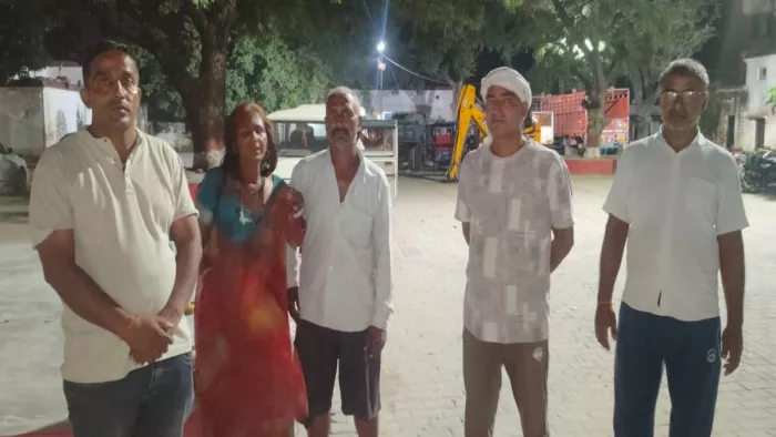 भटकी हुई महिला को मऊ पुलिस ने मशक्कत कर परिवार से मिलाया।