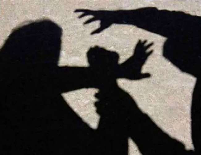 सनकी पति ने इस छोटी सी बात पर करवाया अपनी पत्नी का जबरदस्ती मुंडन