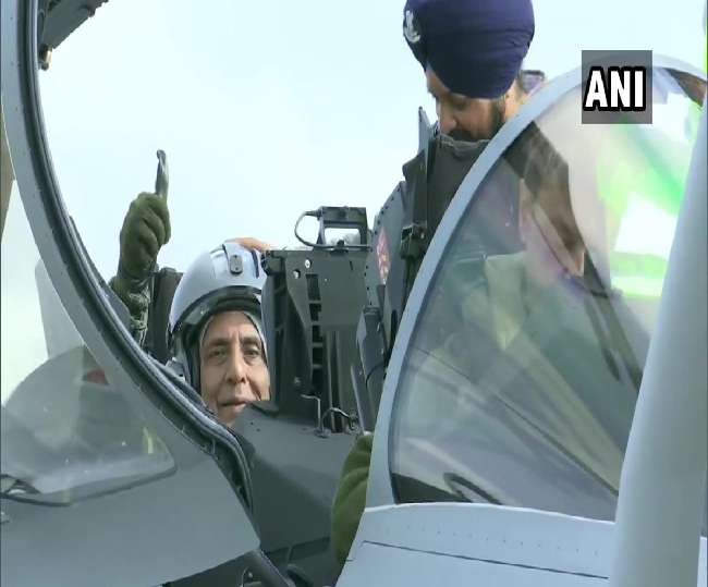 पहले शस्त्र पूजा फिर राजनाथ सिंह ने राफेल में भरी उड़ान