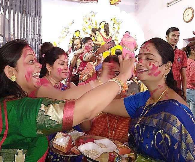 Farewell to Goddess Durga given with Sindoor Khela ceremony There will be  no immersion in Ganga