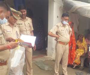घटनास्थल पर जांच करती पुलिस । जागरण