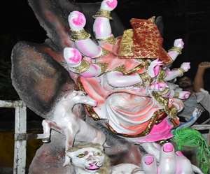 दुर्गा प्रतिमा को ले जाते युवक। फाइल फोटो