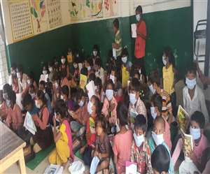खलीलाबाद प्राइमरी स्कूल में पढ़ते बच्चे। फाइल फोटो