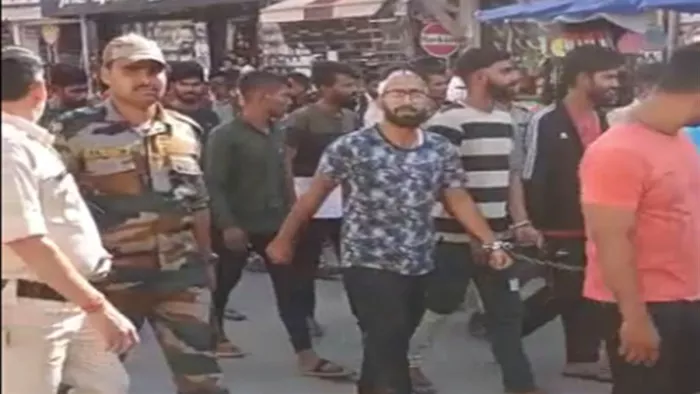 बिलासपुर में हुए दुर्गा पूजा विसर्जन में पत्थरबाजी करने वाले युवकों का निकाला जुलुस