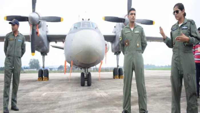 Indian Air Force:आगरा एयरफोर्स पर विमान से छलांग लगाने का प्रशिक्षण लेते सैनिक।
