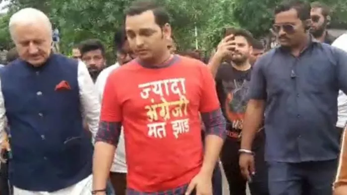 फिल्म अभिनेता अनुपम खेर कमला नगर स्थित श्री दाऊजी स्वीट्स, कमला नगर पर शूटिंग के लिए जाते हुए।
