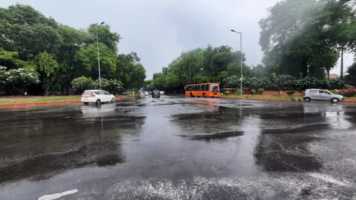 Delhi Rain: दिल्ली-एनसीआर में बारिश से गुलाबी ठंड ने दी दस्तक