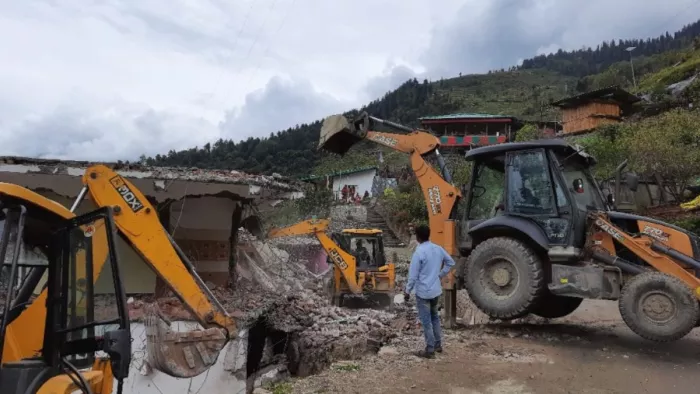 राजस्व विभाग और लोक निर्माण विभाग ने हाकम सिंह के अवैध रिजार्ट को ध्वस्त कर दिया है। जागरण