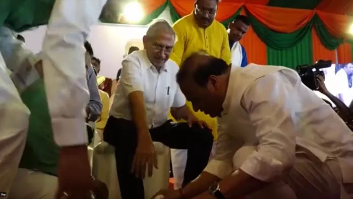 असम के मुख्यमंत्री हिमंत बिस्वा सरमा ने भाजपा के वरिष्ठ कार्यकर्ताओं के धोए पैर