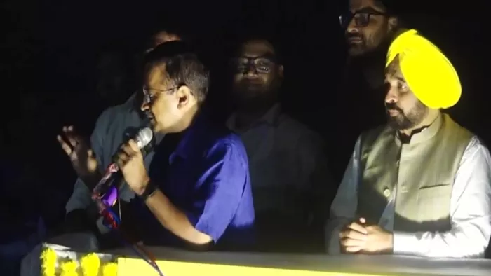 Gujarat CM Arvind Kejriwal- सीएम अरविंद केजरीवाल ने पोस्टर लगाने वालों पर निशाना साधा