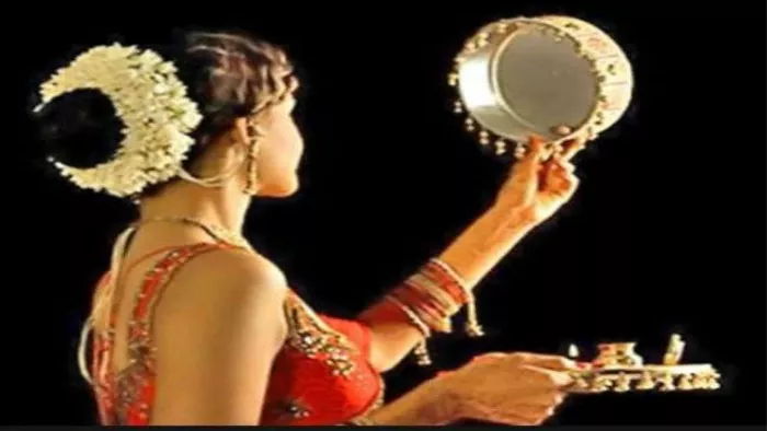 Karwa Chauth 2022 : करवाचौथ का व्रत महिलाएं अपने पति की लंबी आयु के लिए रखती हैं।