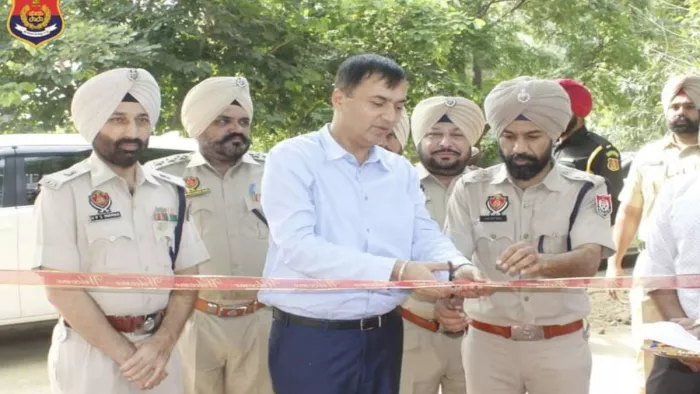 Book Fair: पुस्तक मेले का उद्घाटन लुधियाना रेंज के आइजी एसपीएस परमार व एसएसपी हरजीत सिंह। (जागरण)