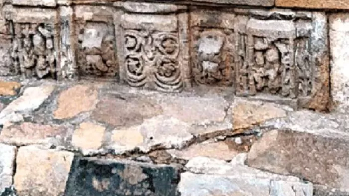 कुतुबमीनार परिसर की मस्जिद पर गणेश जी की मूर्ति। फाइल फोटो।