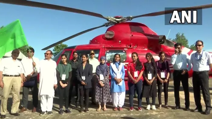 छत्तीसगढ़ में 10वीं और 12वीं कक्षा में टॉप करने के बाद टॉपर्स बच्चों ने हेलीकॉप्टर की सवारी का आनंद लिया।