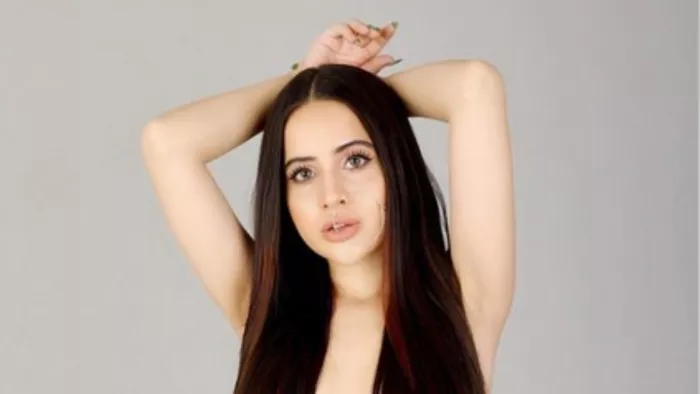 Urfi Javed : बिना कपड़ों के ही इस बार कैमरे के सामने आईं उर्फी जावेद, दो शंख से ढंका बदन, वीडियो