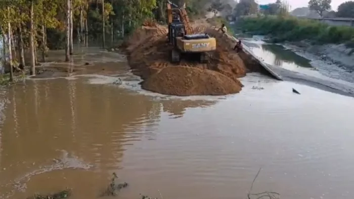 Delhi: सोनीपत में नहर टूटने से संकट।
