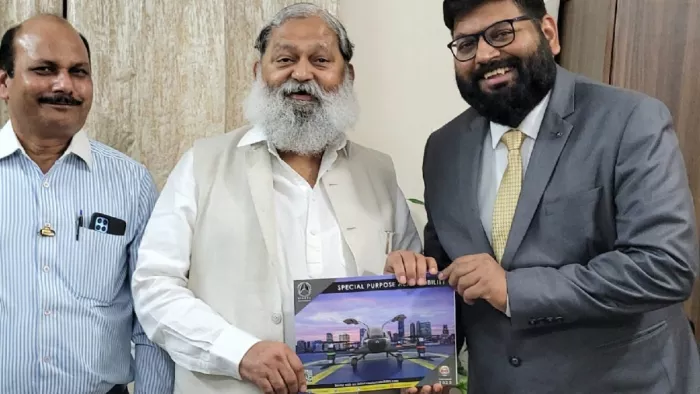 हाइब्रिड इलेक्ट्रिक फ्लाइंग कार का प्रपोजल प्रदेश के गृह मंत्री अनिल विज को सौंपते हुए कंपनी के फाउंडर व सीईओ