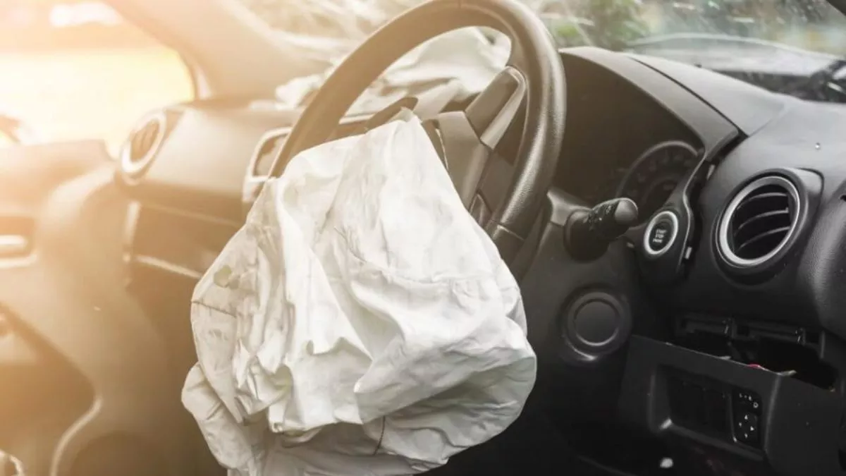Car Safety Tips: कार में एयरबैग के इस्तेमाल का जान लीजिए सही तरीका, ऐसा नहीं किया तो बढ़ सकती हैं मुश्किलें