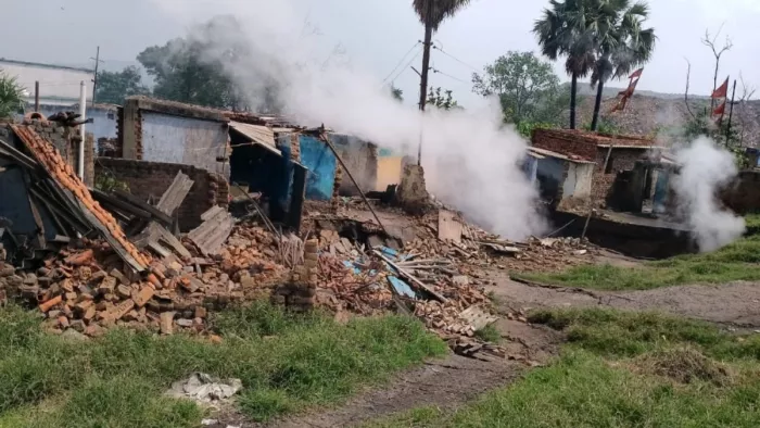 धनबाद में तेज आवाज के साथ फटी धरती, गोफ में समा गए तीन घर
