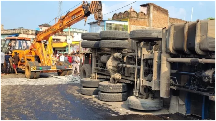 बाजार में पलटा बेकाबू ट्रक, दो चचेरे भाइयों की दर्दनाक मौत