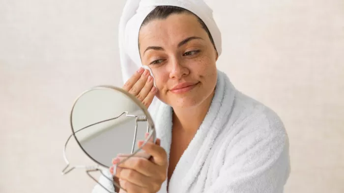 How To Look Younger: बढ़ती उम्र में जवां नजर आने के टिप्स
