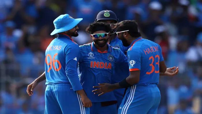 IND vs AUS: जडेजा ने बेहतरीन गेंदबाजी करते हुए तीन विकेट झटके।