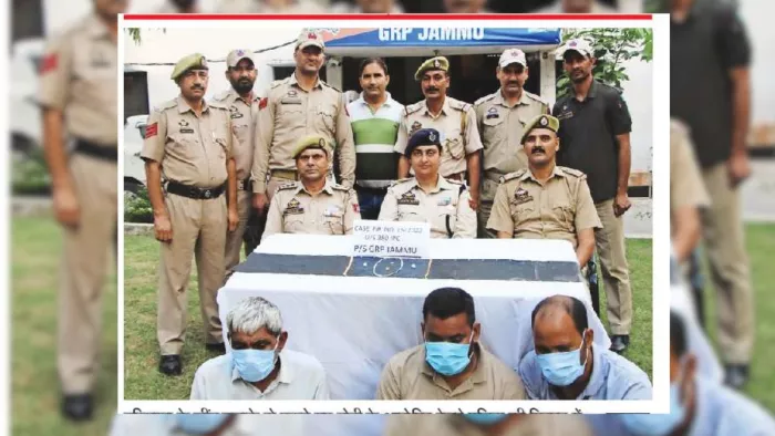ट्रेन में यात्रियों का सामान चुराने वाले तीन आरोपियों को रेलवे पुलिस ने पकड़ा