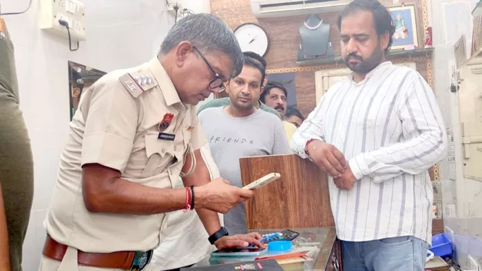 गैस कटर से तिजोरी काटकर लाखों के गहने चुरा ले गए चोर