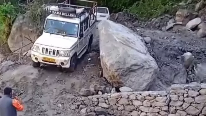 आपदा के तीन महीने बाद भी न्यूली शैंशर सड़क पर आवाजाही ठप